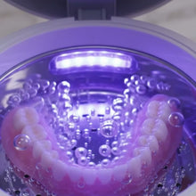 Prothèse dentaire immergée dans la cuve du nettoyeur Sonalys pendant un cycle d'ultrasons